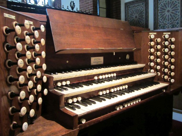 Organ console